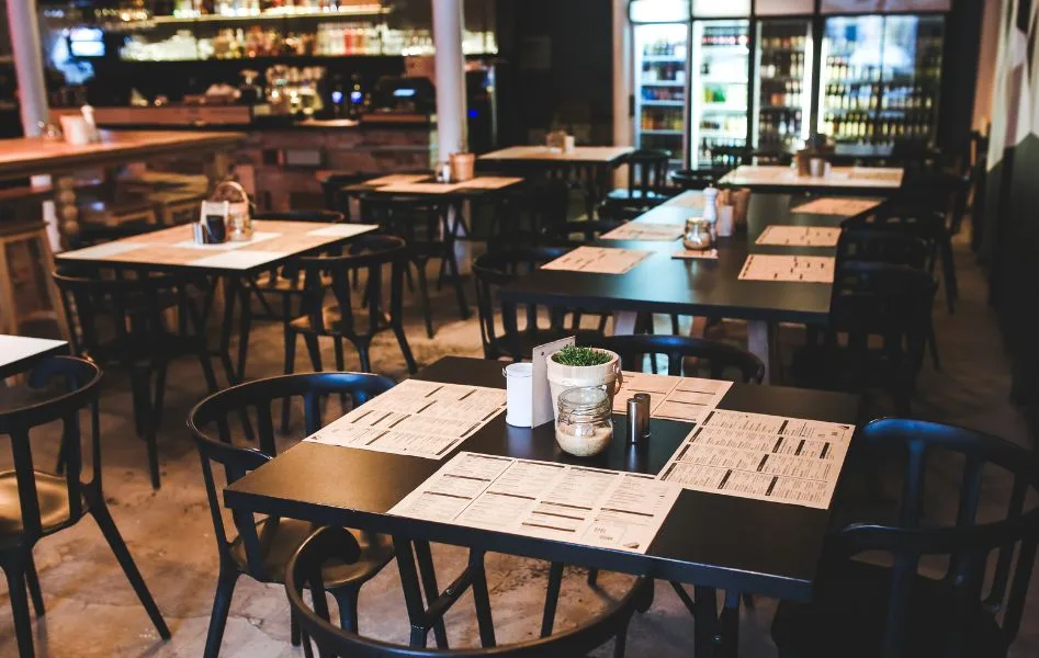 Hôtels, cafés, restaurants : comment assurer une réouverture en sécurité ? De quelles aides bénéficier ?