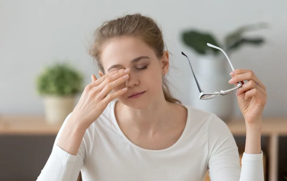 Fatigue des yeux : symptômes, conseils et exercices